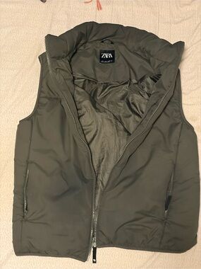 Zara Men's Olive Puffer Vest with High Collar
